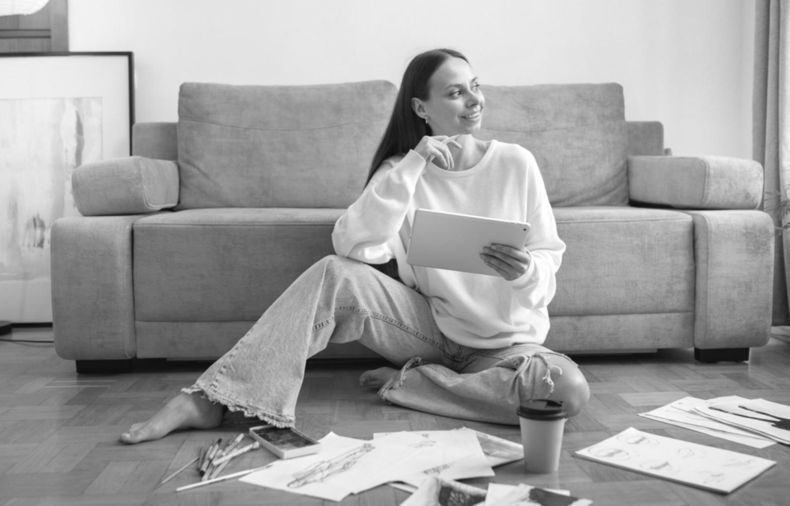Espace de travail organisé avec documents financiers et ordinateur