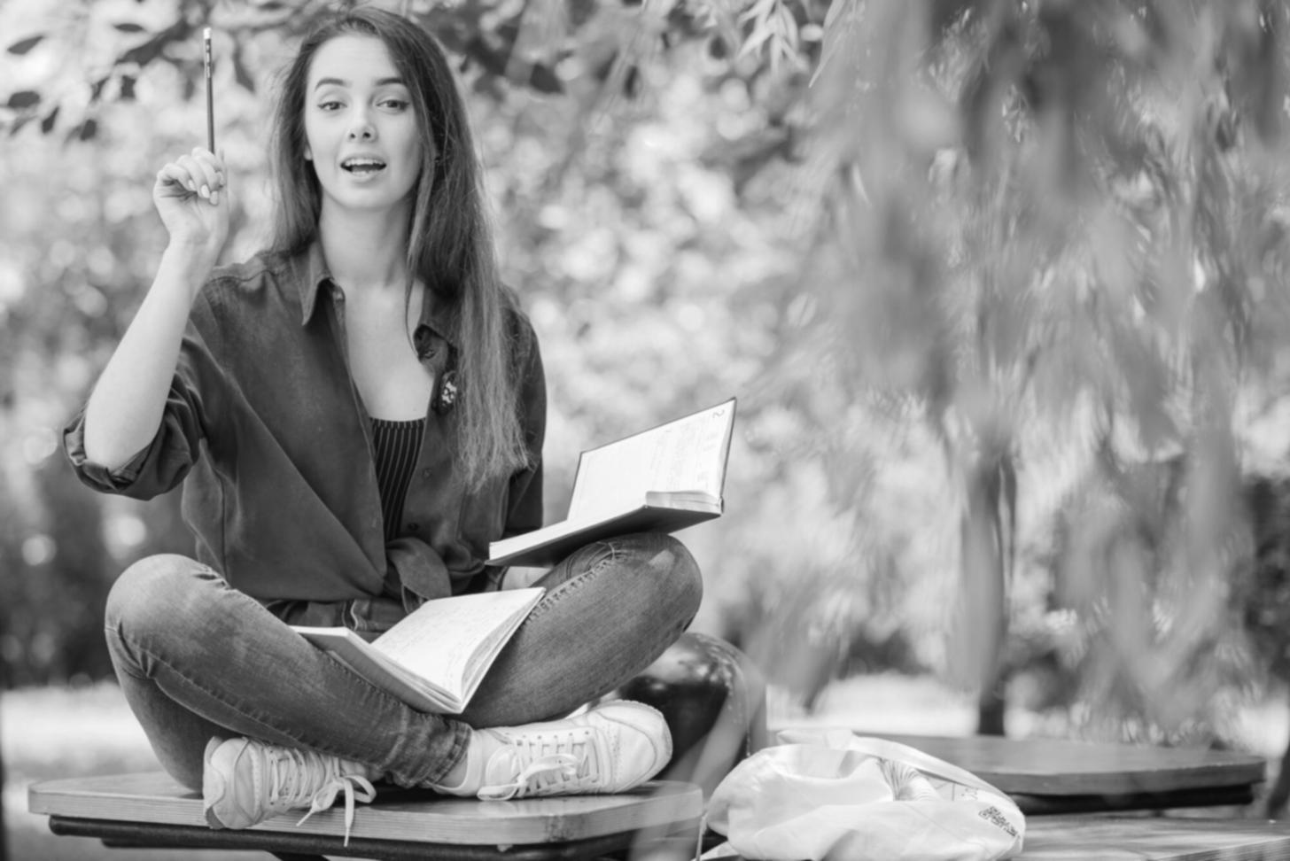 Personne analysant ses finances avec concentration