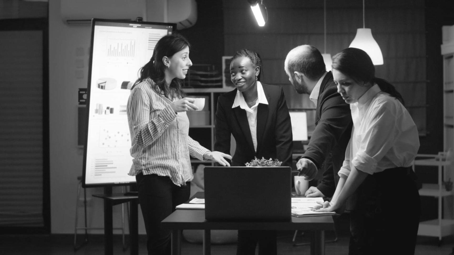 Participant travaillant sur sa planification financière avec des outils concrets